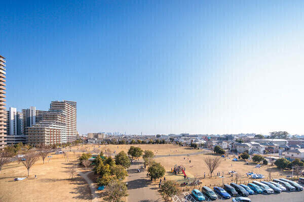 お部屋からは、開放感のある眺望と、四季折々の公園の緑が楽しめます。