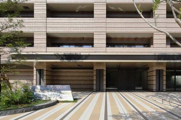 中心街区の住まいにふさわしい品格と洗練。住む方々の誇りと愛着をはぐくむエントランスアプローチ