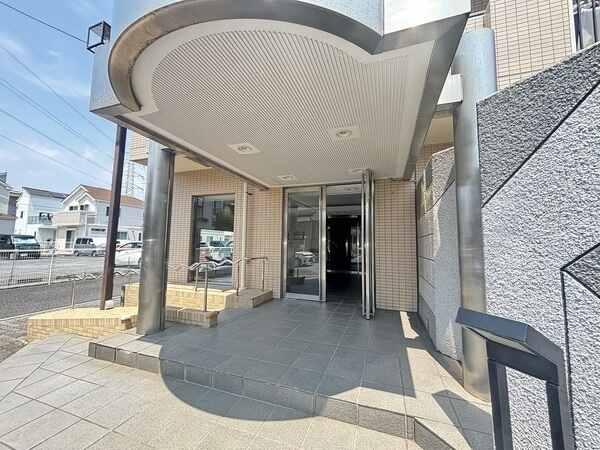エントランスはオートロック付き。ベビーカーなども通行しやすい、スロープが設置されています。