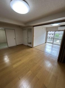 LDK約10.0帖＋西側洋室約5.5帖+北側和室約6.0帖