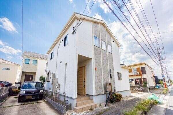 JR常磐緩行線・武蔵野線「新松戸」駅徒歩10分。2×4工法につき耐震性・気密性の高い戸建てです。