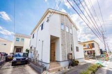 JR常磐緩行線・武蔵野線「新松戸」駅徒歩10分。2×4工法につき耐震性・気密性の高い戸建てです。