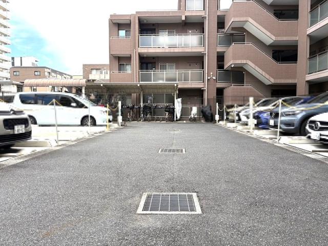駐車場(共用設備)  写真撮影日：2025-10-02