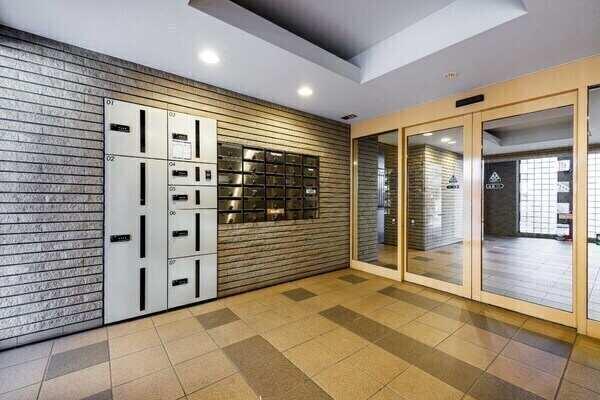 オートロック付きのエントランス、宅配ボックスもございます。