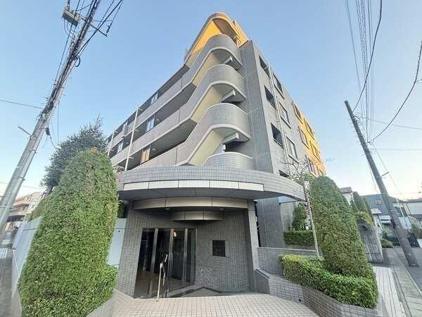 南向きバルコニーには3室が跨り陽当り・通風良好です。JR武蔵野線「新八柱」駅徒歩7分の立地。