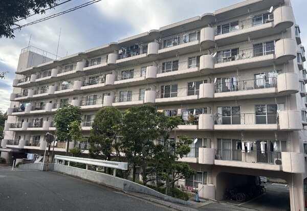 閑静な住宅街が広がる「京成稲毛」駅が最寄りのマンションです。