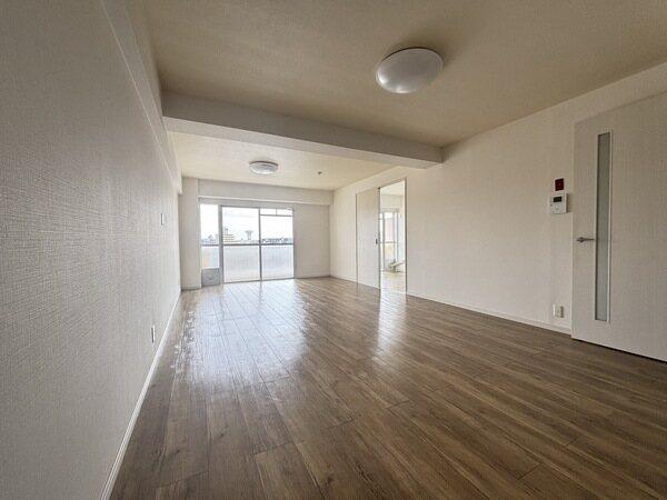 日中は電気無しでも光が差し込みます。