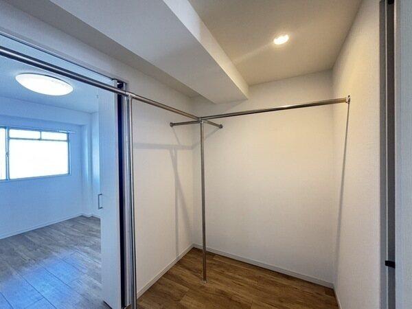 収納力と使いやすさを兼ね備えたウォークインクローゼットとなります。