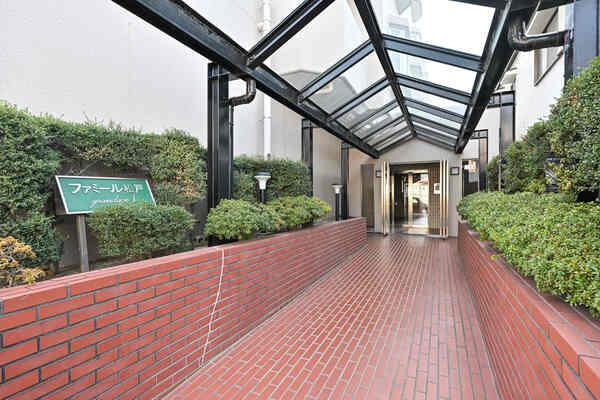 三菱地所コミュニティによる日勤管理体制。共用部も綺麗に保たれており、気持ち良く利用できそうです。