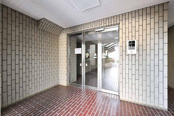 オートロック・TVモニタ付きインターホンの設置有り。セキュリティに配慮されたマンションです。