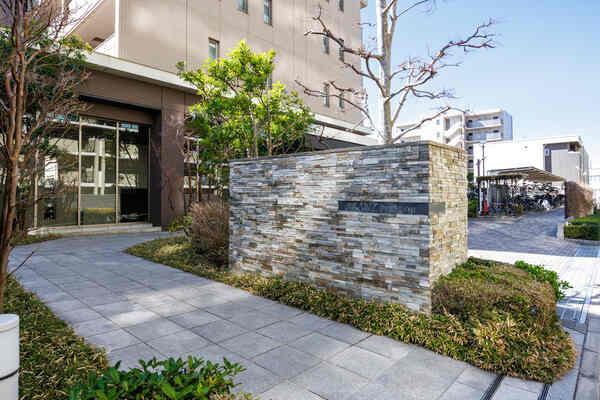 車道とマンション入口が分かれており、小さなお子様も安心なエントランスアプローチ