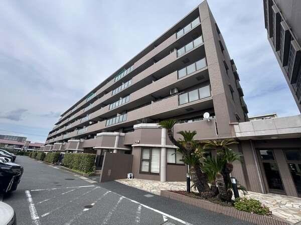 敷地内駐車場からの外観になります