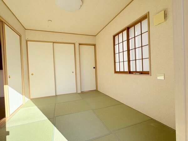 日差しが差し込む１階和室