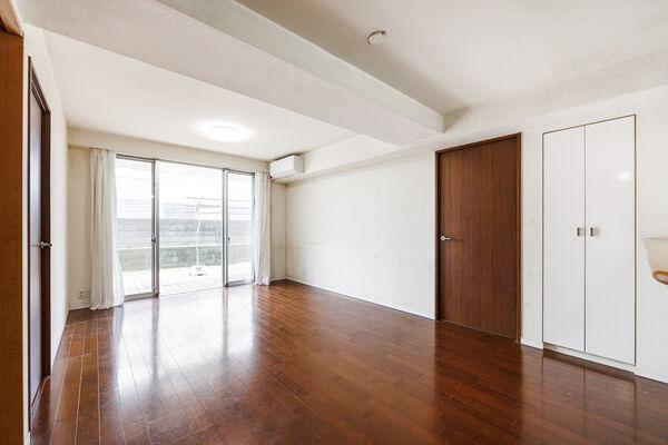 南西向きテラスに面した明るいLD。1階住戸ながら、陽当たりの良さをしっかり確保しています。