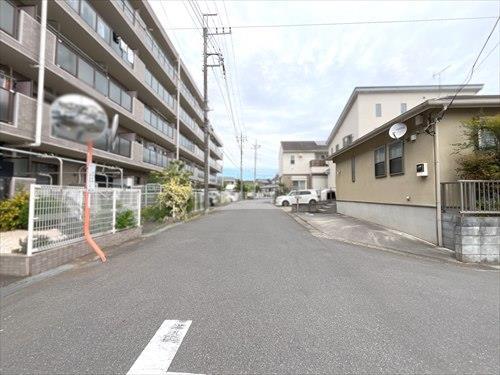 西側前面道路