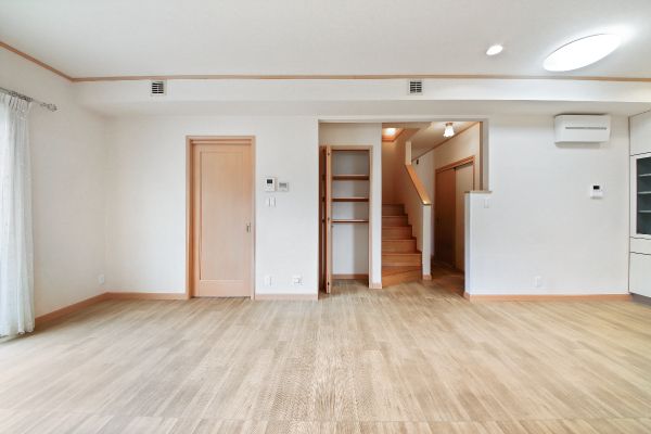 LDK西側の収納と階段