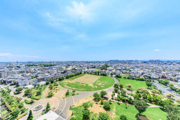 目の前には防災公園、戸建住宅が立ち並びます。天候により富士山、東京スカイツリーが望めます。