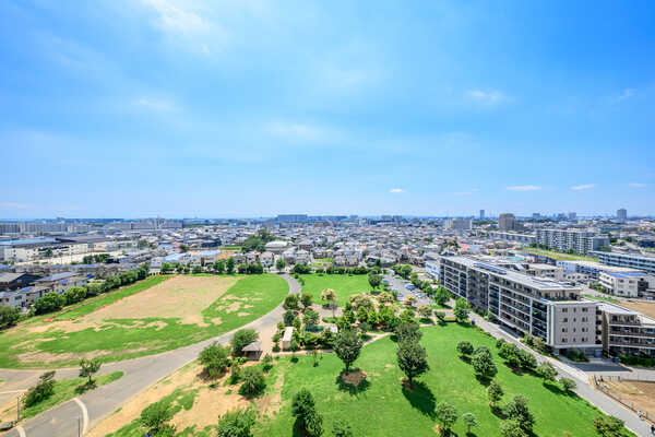 目の前には防災公園、戸建住宅が立ち並びます。天候により富士山、東京スカイツリーが望めます。