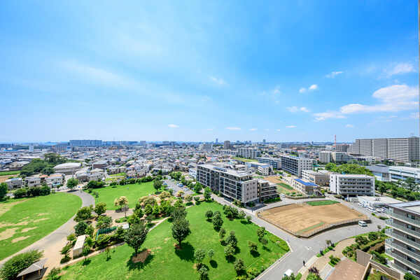目の前には防災公園、戸建住宅が立ち並びます。天候により富士山、東京スカイツリーが望めます。