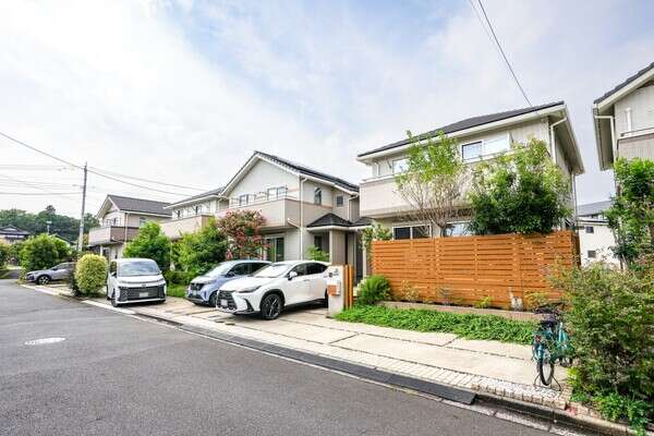 前面道路は幅員約6mあり、開放感のある街並みが広がります。