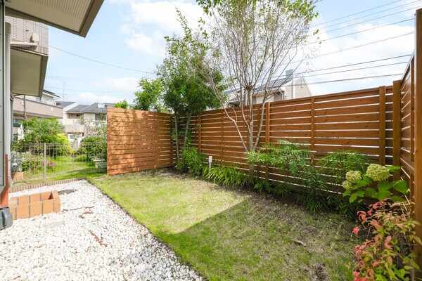 建物の南側にはお庭を配置しております。屋外水栓もありますのでお子様のプールも楽しめます。