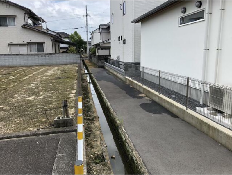 南側　通路・水路 写真撮影日：8/7/23, 12:00 AM