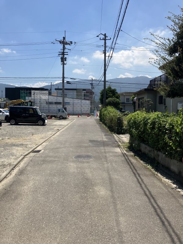 東側前面道路 写真撮影日：8/2/24, 12:00 AM