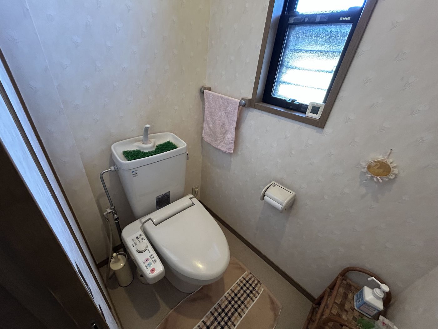 トイレ（２０２５年３月撮影）写真内の備品は価格に含まれません　温水洗浄便座、窓有り