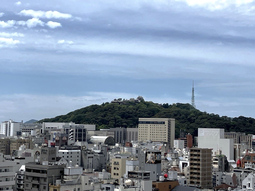 北側バルコニーからみた眺望（松山城）
