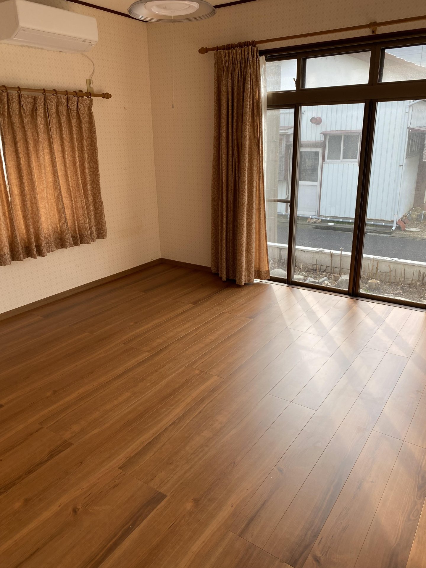 １階洋室８帖（床・天井：張替え、エアコン：新品）