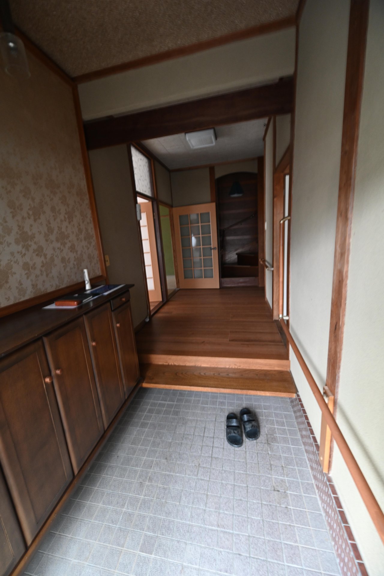 玄関内部（廊下：床新品）