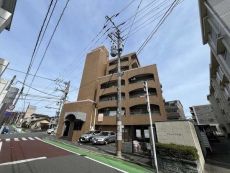 1980年3月築、RC・SRC造7階建てのマンション。西鉄バス「野間４丁目」バス停まで徒歩3分です。