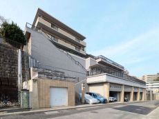 第一種低層住居専用地域内の落ち着いたエリアに所在。RC造地上3階地下1階建、総戸数は20戸です。