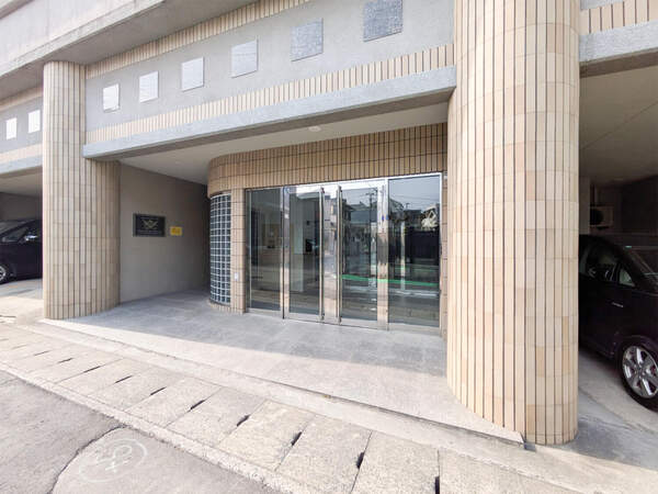 デザイン性の高いエントランスです。最寄りバス停まで徒歩4分、「西鉄平尾」駅へは徒歩14分の立地です。