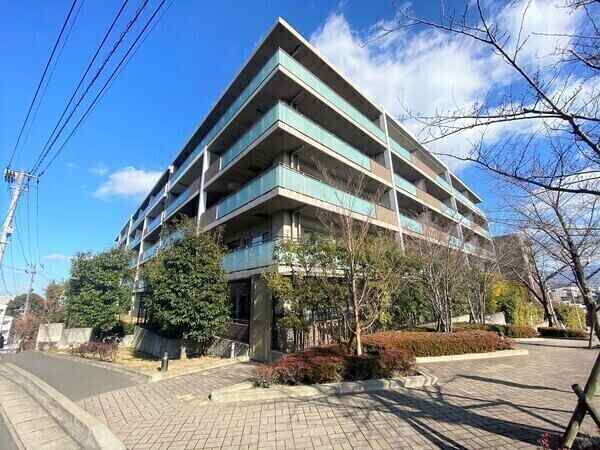 2012年8月築、三菱商事株式会社分譲マンションです。閑静な住宅街にあり、落ち着いた生活が叶います。