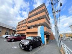 1985年9月築。RC造5階建、総戸数19戸。2023年1月頃室内リフォーム履歴有りのお部屋です。