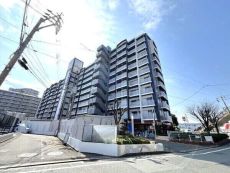 1993年8月築、地上10階建マンションです。穴吹ハウジングサービスにより日勤管理されています。