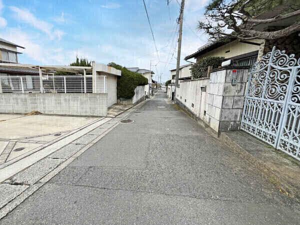 南側幅員約3.7mの公道に接道。第1種低層住居専用地域内ならではの、落ち着いた暮らしが叶いそうです。
