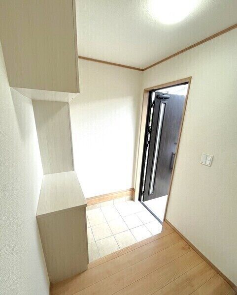 履物をたっぷり収納できる下足入が備わっています。棚部分はお好みの小物を飾ってインテリアが楽しめます。