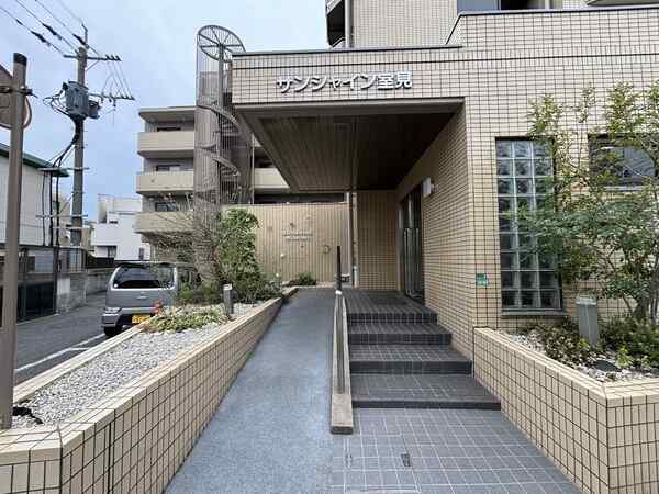 大通り沿いに面し視認性のいいエントランス