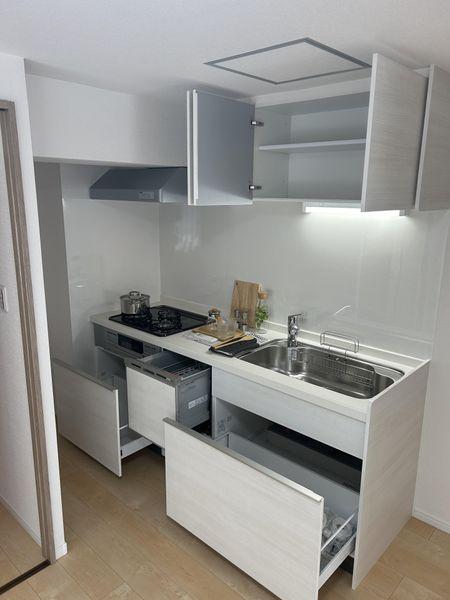 キッチン(扉開放時)　※備品等は価格に含まれません