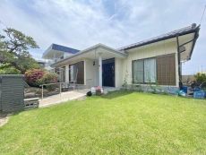 99坪超の敷地に建つ木造瓦葺平家建て。天気の良い日にはお庭でゆったりとしたひと時が過ごせそうです。
