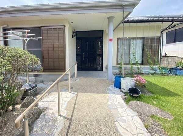 手入れの行き届いた玄関周り。火を使わないため安全性が高く、光熱費を一本化できるオール電化住宅です。