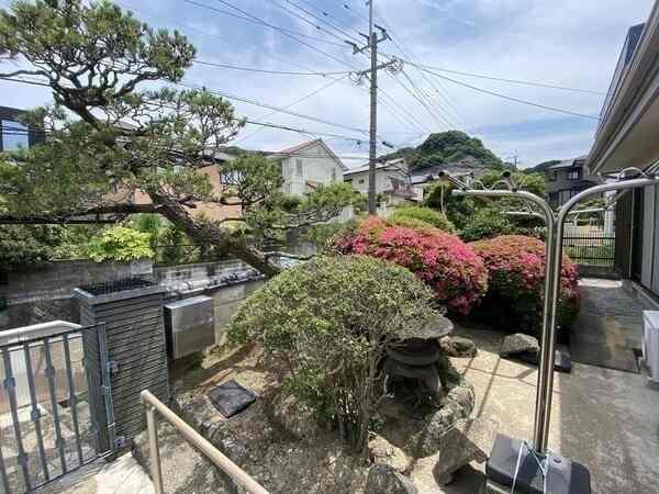 陽当りの良いお庭。前面道路より高い位置にあり、通りからの視線が届きにくいプライベート空間です。