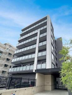 2018年10月築。RC造8階建・総戸数27戸、ペットと暮らせるマンションです(規約有り)。