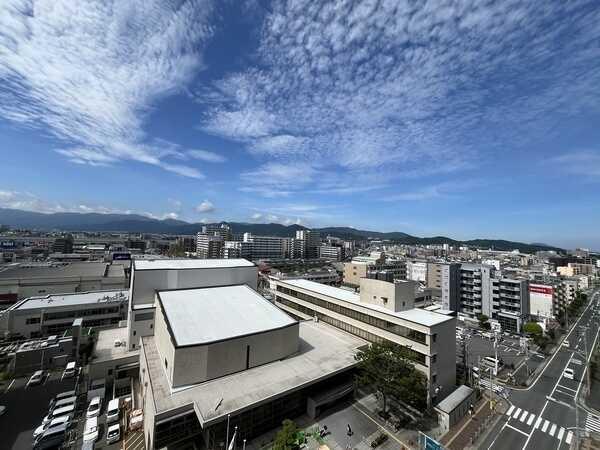 利便な立地ながら、大空の下開放感のある眺望。外からの視線が届きにくいプライバシー性の高さも魅力です。