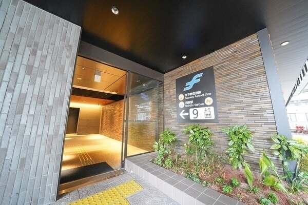 地下鉄空港線「西新」駅直結で、交通利便性が高い立地。身近に商業施設や学校がある豊かな住環境です。