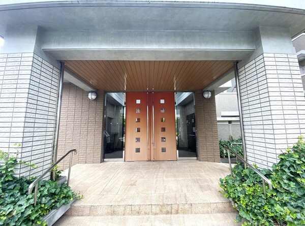 重厚感のある建物入口。