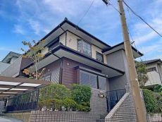 1992年6月築、日本電建施工のオール電化住宅。第一種低層住居専用地域内の落ち着いた住環境です。
