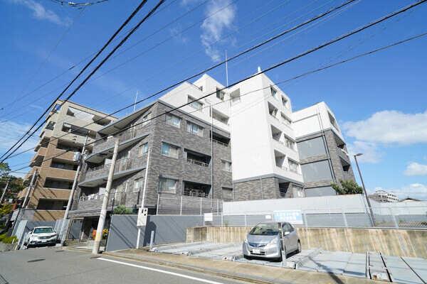 2006年4月築、総戸数16戸の落ち着いた佇まいのマンション